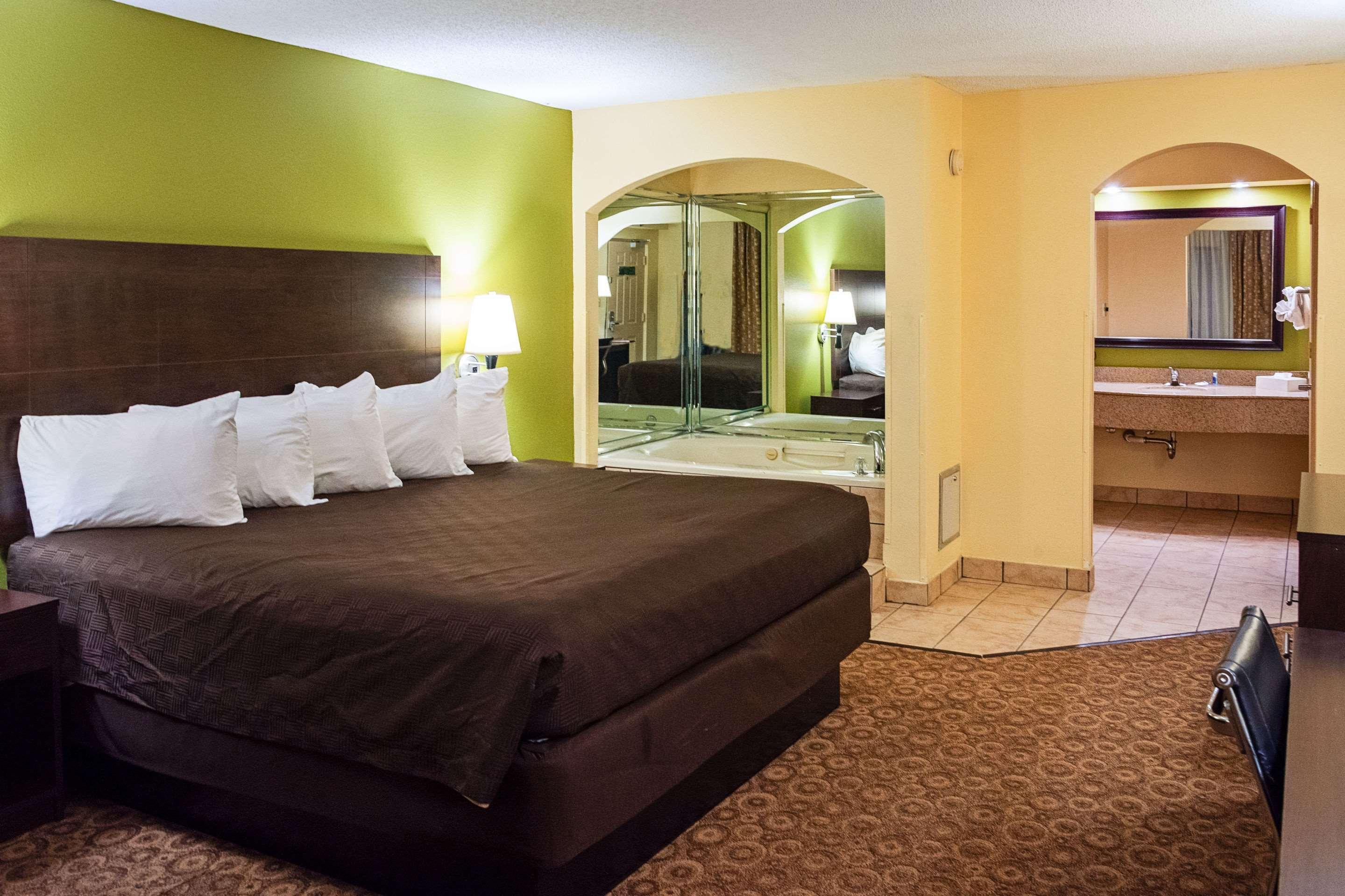 Rodeway Inn & Suites 클락스빌 외부 사진