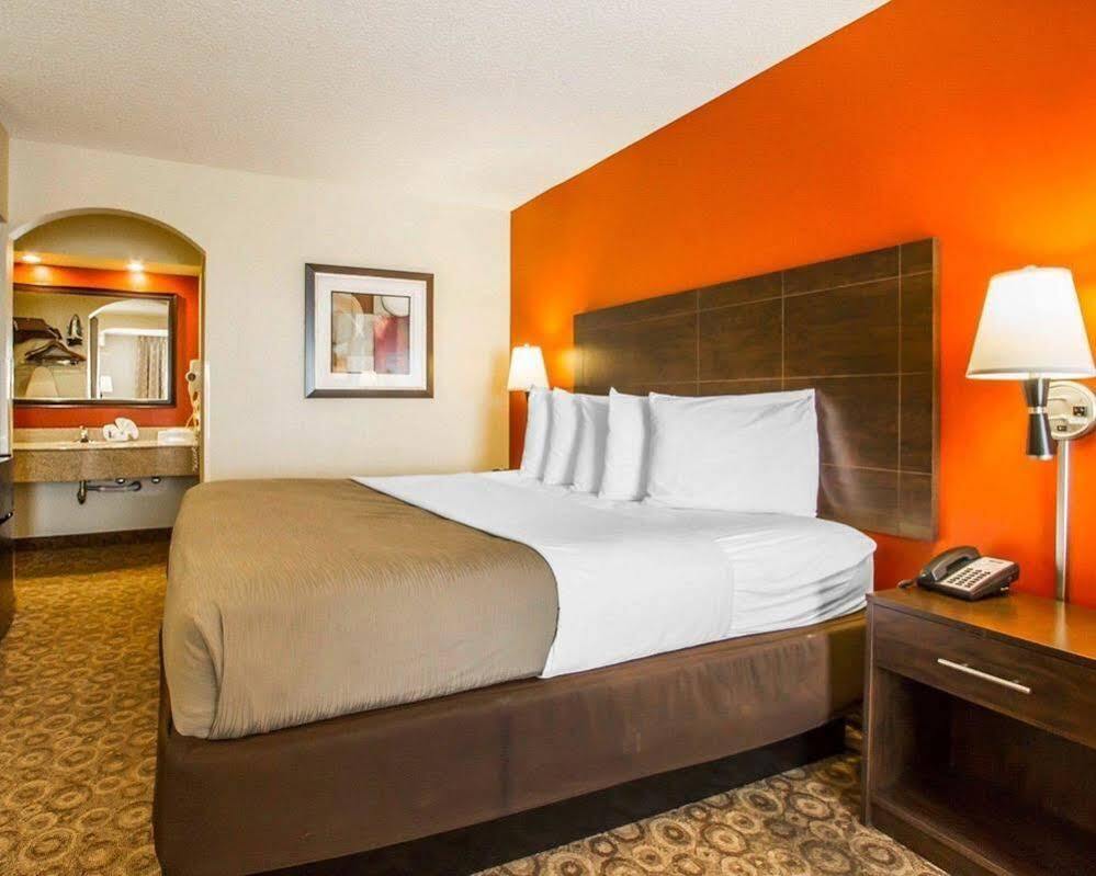 Rodeway Inn & Suites 클락스빌 외부 사진